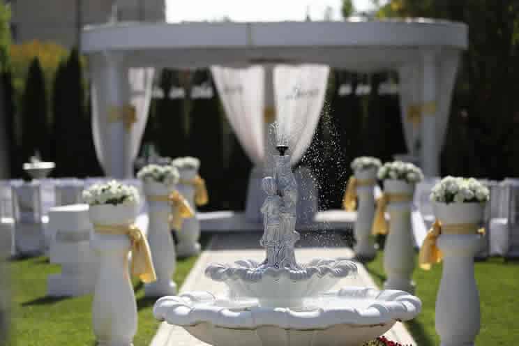Outdoor wedding with water feature in center